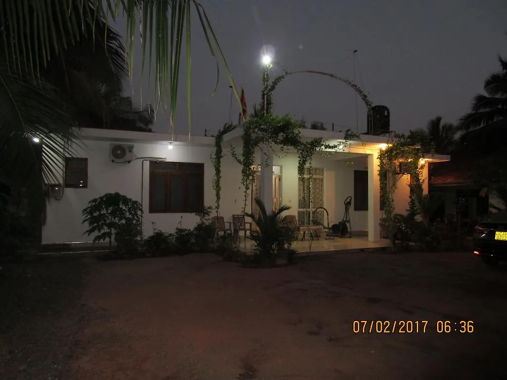 Yoho Aradhana Holiday Home Negombo 3*,